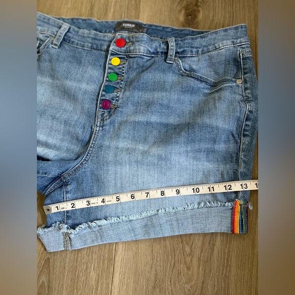 TORRID Rainbow Pride Exposed Button Fly Cuffed Shorts EUC - Picture 8 of 11